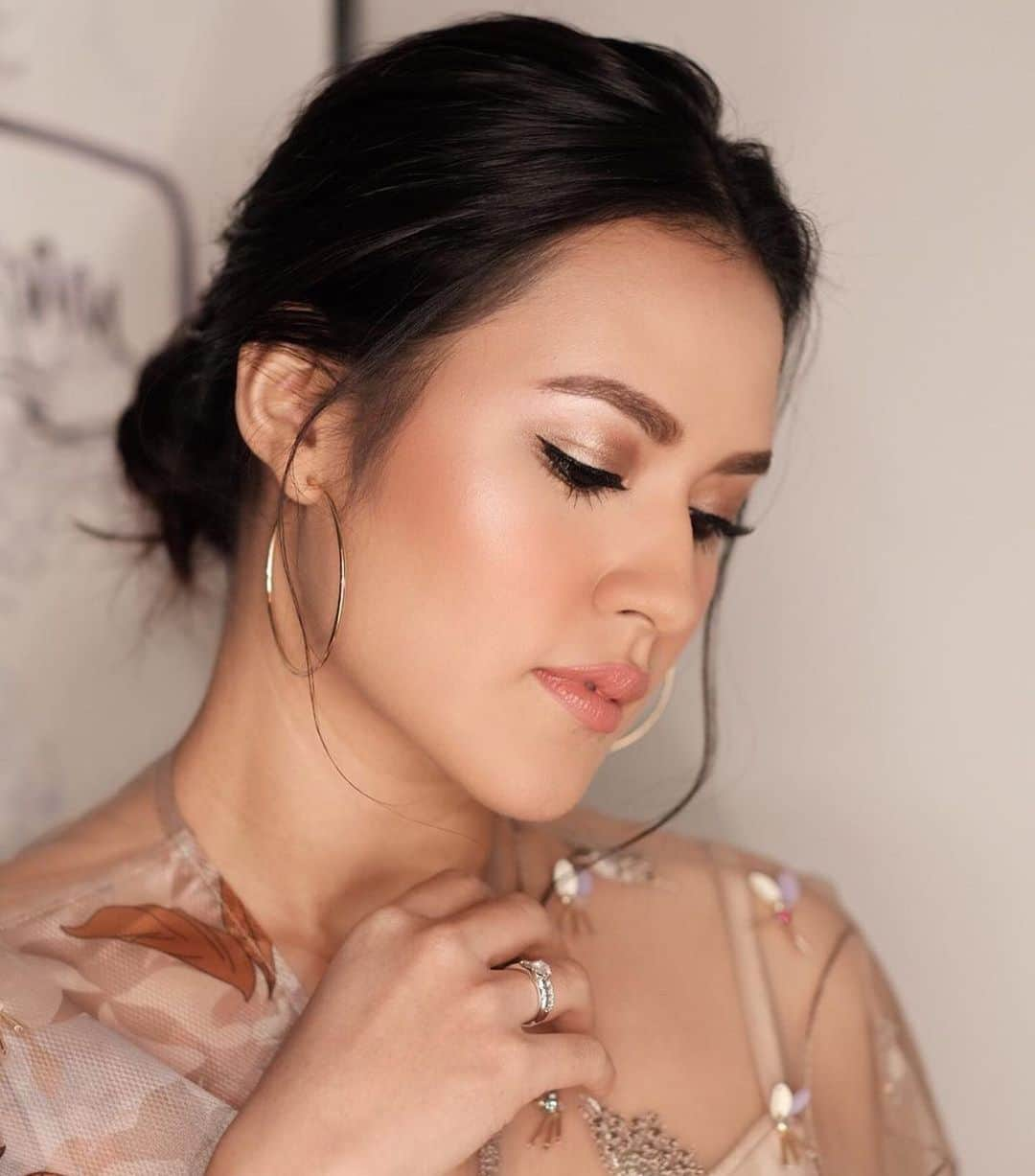 Raisa Andrianaさんのインスタグラム写真 - (Raisa AndrianaInstagram)「Loving today’s makeup by @malvava ! ❤️ Makasi yaa Surabaya, serasa udh lama bgt nggak kesini tapi energinya tetap sama! See you guys soon ! 👗 @myvb_atelier」9月15日 1時10分 - raisa6690