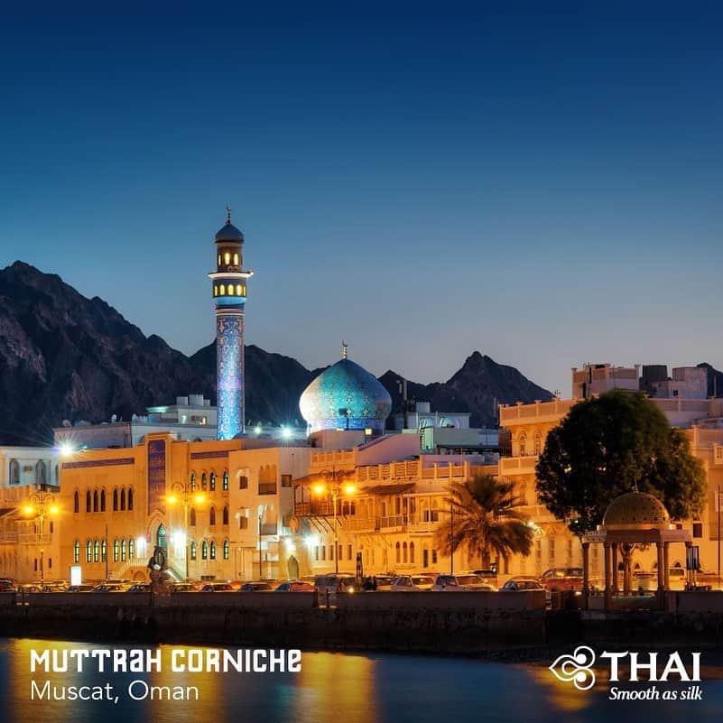 のインスタグラム：「Curved along the harbor of Muscat, Muttrah Corniche is one of the most well-known tourist attraction in Oman, as it is decorated with beautiful sculptures, gardens, and fountains along the way, offering a scenic sight to behold during either daytime or nighttime. . #ThaiAirways #MuttrahCorniche #Muscat #Oman #FlyTHAItoOman #FlyTHAItoMuscat」