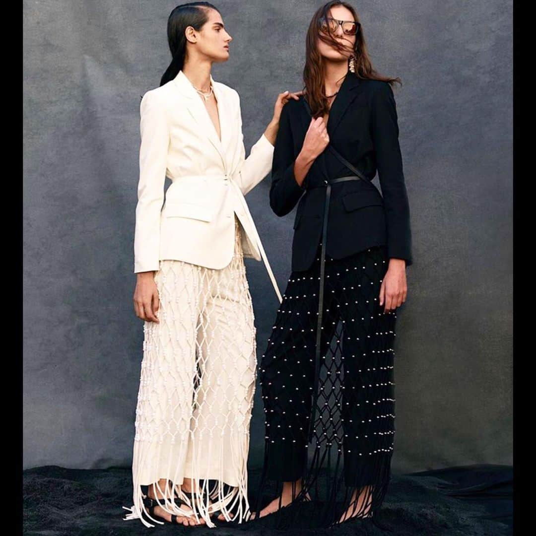 デレク ラムのインスタグラム：「Derek Lam 10Crosby Spring 2020. Linen suits with knotted mesh over skirts. For a low key glamour night out. Like sipping a cocktail in a hammock. #nyfw #spring2020 #tailoring #ease #chic #glamour photo by @msprouty」