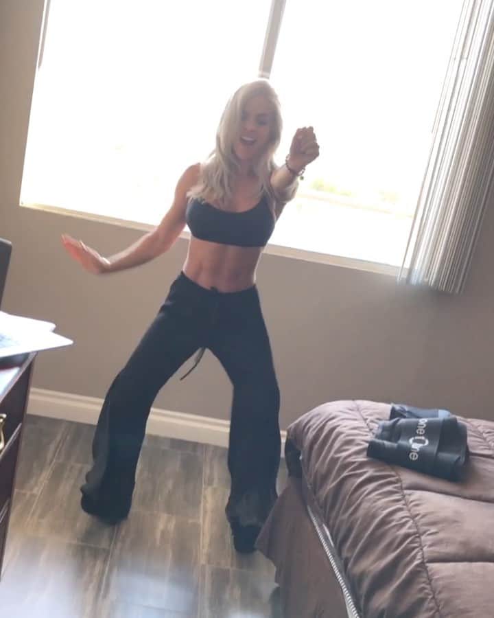 Michelle Lewinのインスタグラム：「Cobertura o Con altura?🤨 -Waking up in Vegas be like...💁🏼‍♀️ @jbalvin @rosalia.vt @elguincho」