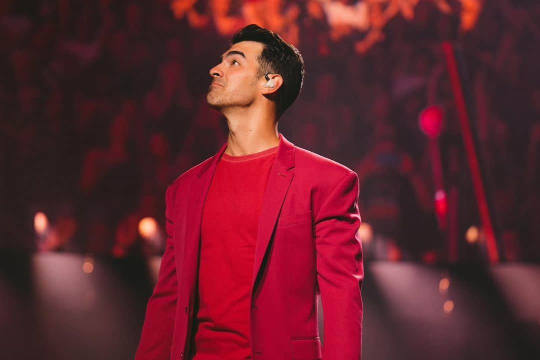 ジョー・ジョナスさんのインスタグラム写真 - (ジョー・ジョナスInstagram)「Not bad Indy... not bad. #HappinessBeginsTour」9月15日 1時37分 - joejonas