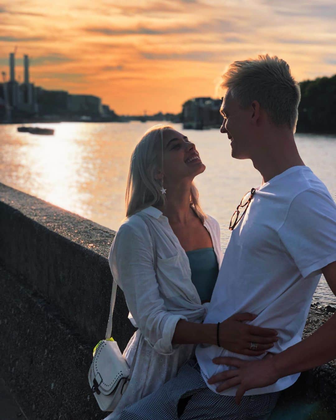 カスパー・リーのインスタグラム：「Just sold this photo to a stock image company as “a couple in London” for £10.」