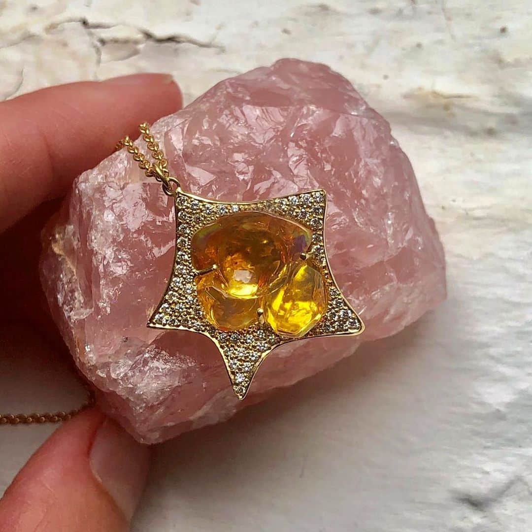 のインスタグラム：「I was so honored to create this special commission. It’s so rewarding  when the beginning process starts from something meaningful and from someone special. @countingstarsofficial thank you! 🙏💗✨ #specialcommission #fireopal #dogstar #madewithlove photo @megan_brookegregson」