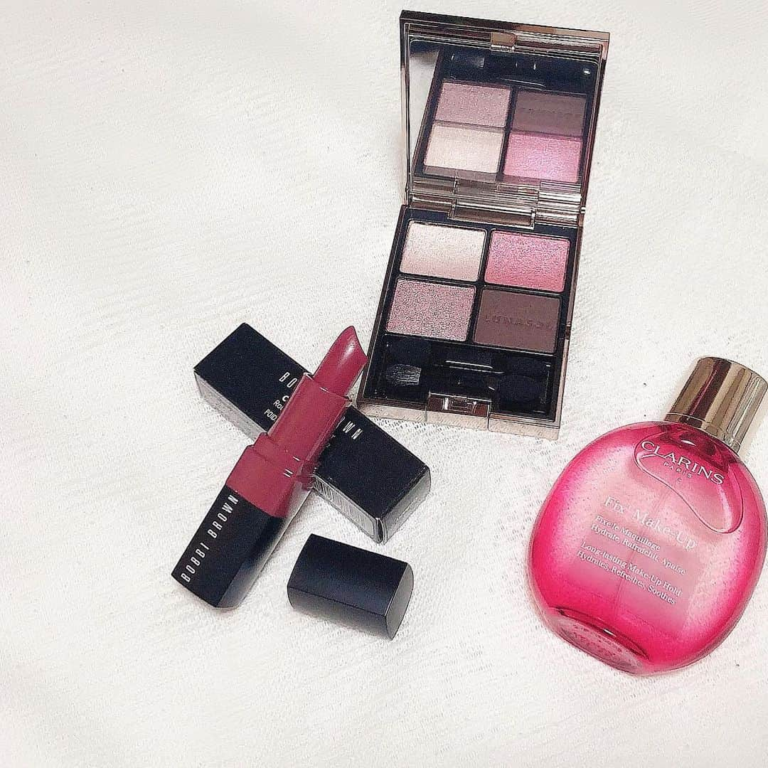 mami 宝島社さんのインスタグラム写真 - (mami 宝島社Instagram)「お🆕💌💕 #lunasol アイカラーレーション 02 deep rose quartz #bobbibrown 06 クランベリー  #clarins  fixmist 議論:インスタにあげると途端に画質悪くなる件について」9月15日 1時52分 - mm.920k