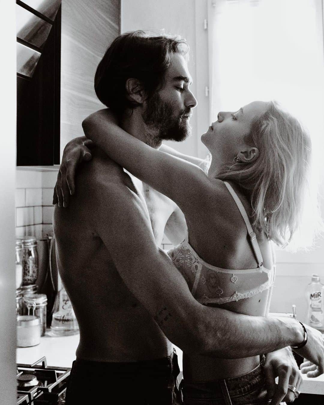 NICOLAS SIMOESのインスタグラム：「Hold me tight 🖤」