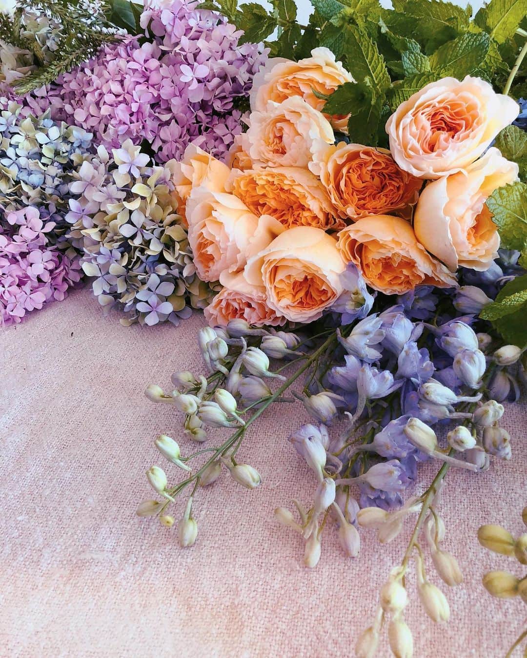 リズ・チェルカソワのインスタグラム：「I love that fresh flowers don’t last. just like everything else in life they bloom to give us their moment of beauty then let us go so that we might find a new one.」