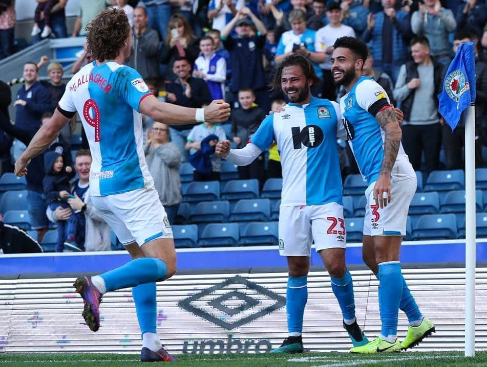 サム・ギャラガーのインスタグラム：「The bagsmen @dswilliams_ & @bradleydack1 🙌🏼 Great win! 🔵⚪️ @rovers」