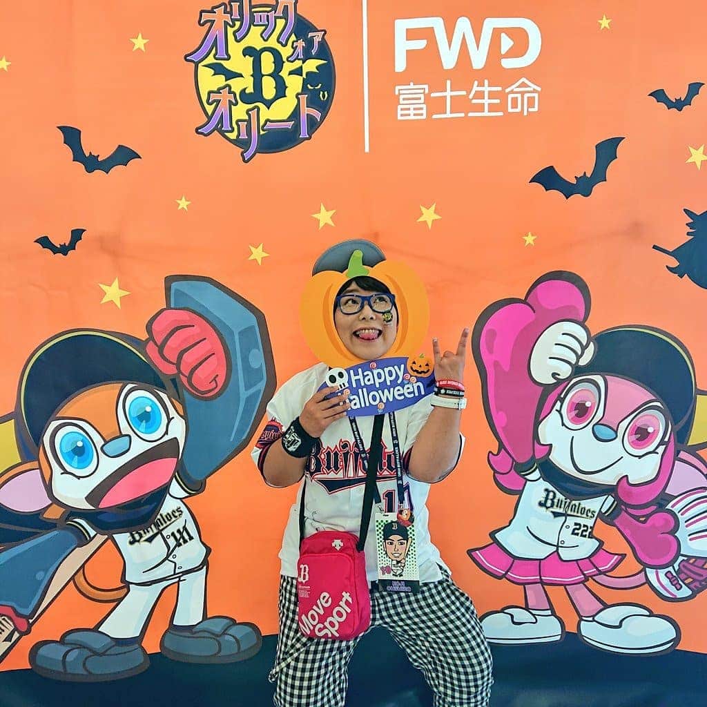 のインスタグラム：「☠🎃HappyHalloween🍭🍬 お菓子ももらえた🎶 てか、ハロウィンってまだだいぶ先じゃなかったっけ？？まぁええか、楽しかったし😁 ・ ・ #オリックスバファローズ #オリックオアオリート #happyhalloween #中身はプリングルスの緑 #すぐ食べた😁 #おりほー 🤘 #連敗脱出 *\(^o^)/* #ハローウィン #ハローウィーン #ハロウィン #ハロウィーン #結局どれが正解なん？？…🤔 #まぁどれでもええか😁」