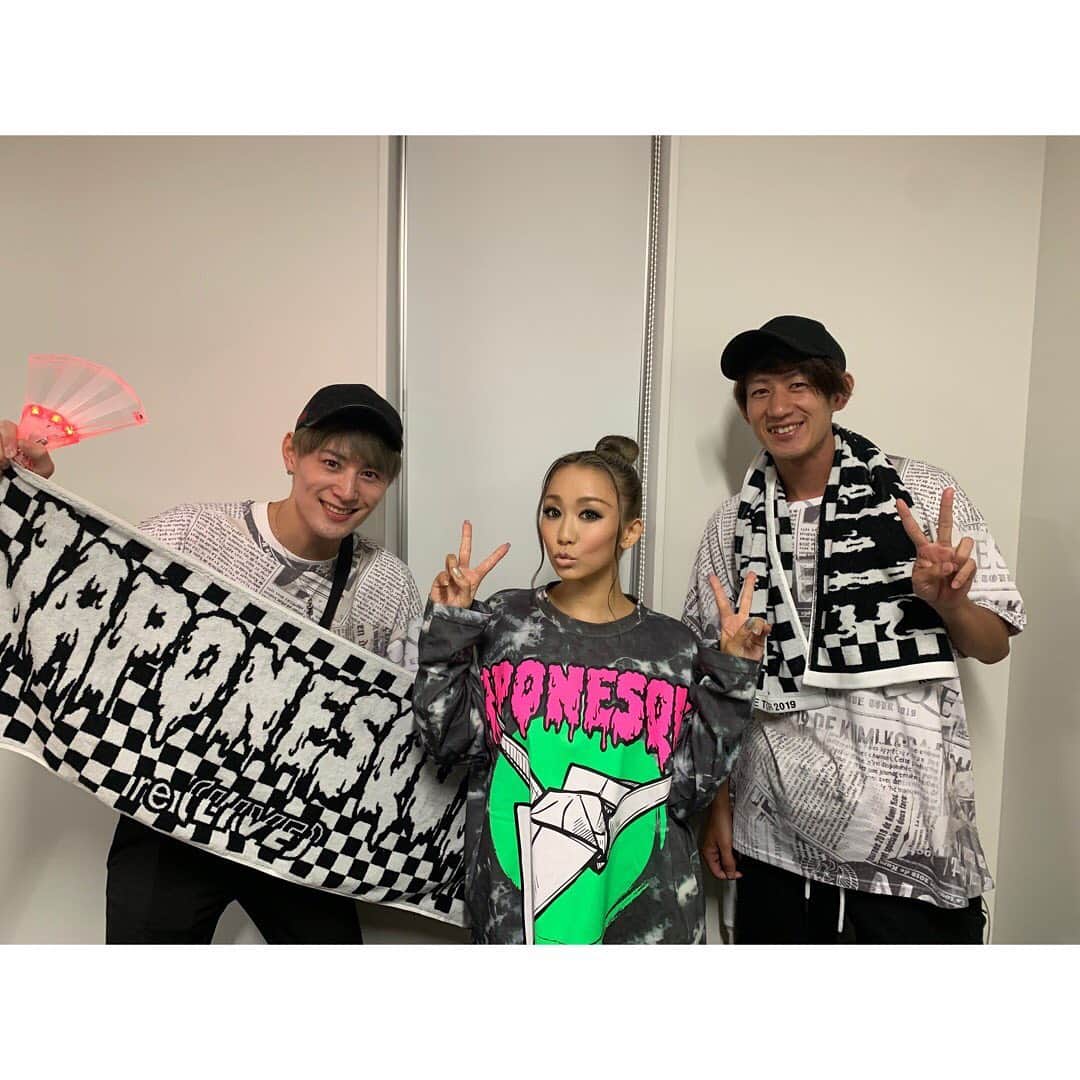 のインスタグラム：「イケメンボーカルグループ事務所の後輩ちゃんのSOLIDEMO。﻿ 向山くんと佐脇くん！﻿ ボイトレですれ違って、きてよーてゆーたら、ほんまに来てくれた問題！！！﻿ ﻿ 嬉しみやーん！﻿ ほんま歌上手いんですこの子たち！！﻿ ほんでもってカッコいーんです。﻿ そんな人っているんやくらいの。笑笑﻿ ぜひ、みなさん チェケラッチョ！﻿ ﻿ ﻿ #relivetour2019 #blackcherry #japonesque #tour #live #thankyou #SOLIDEMO #向山 くん #佐脇 くん #kodakumi #倖田來未」