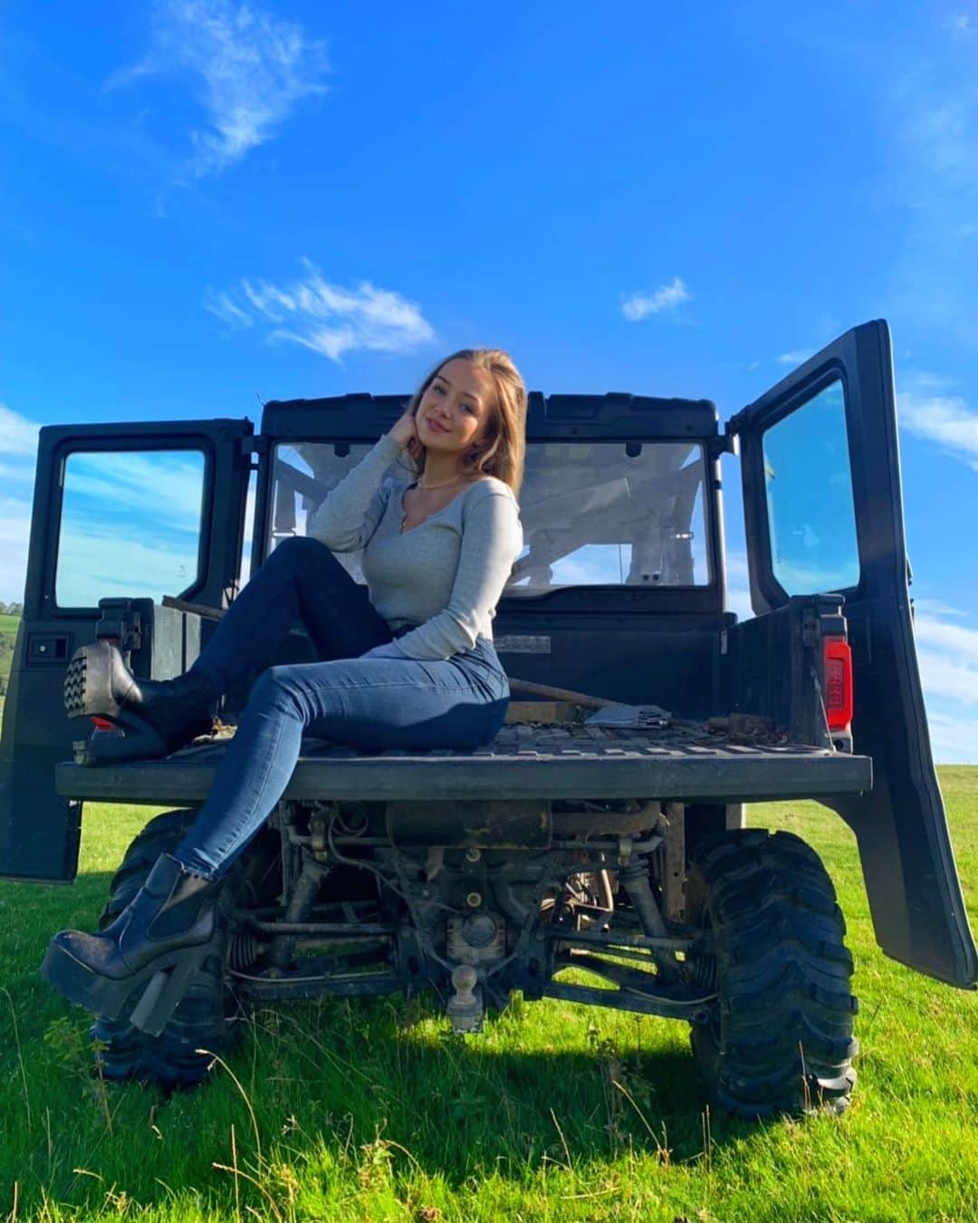 コニー・タルボットのインスタグラム：「These boots were not made for walking👠」