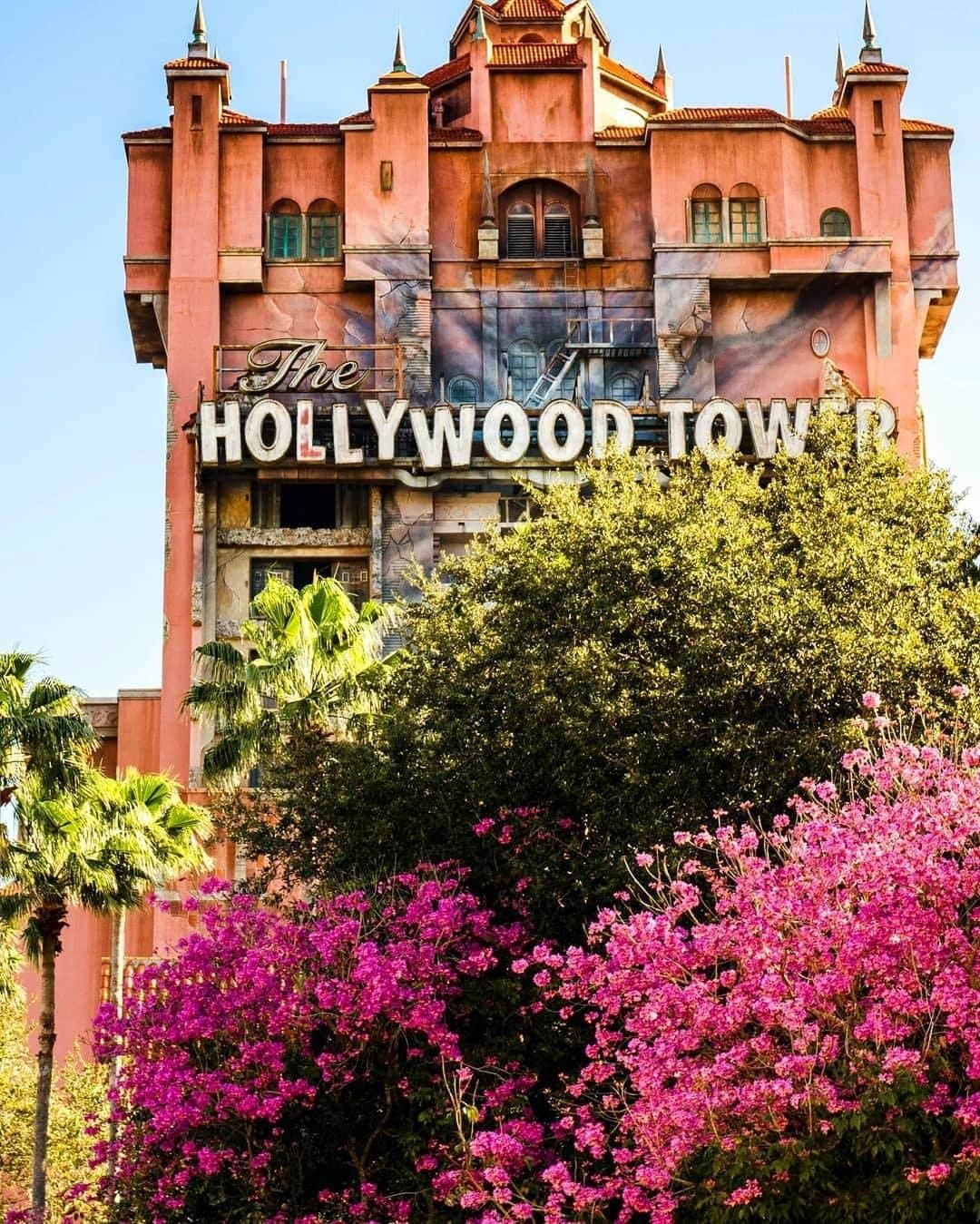 Walt Disney Worldのインスタグラム：「Going up? ⚡🏨 #TowerofTerror #DisneysHollywoodStudios #WaltDisneyWorld (📷: @mattkdisney )」