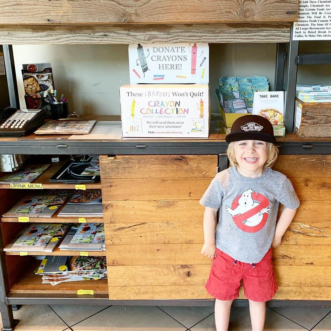 エイミー・デビッドソンさんのインスタグラム写真 - (エイミー・デビッドソンInstagram)「Look at this happy face! 🙌🏻♥️🙏🏻Yesterday Lennox and I had a lunch date at @californiapizzakitchen and left behind a VERY IMPORTANT BOX! @crayoncollection 🖍🖍collects used crayons and donates them to kids in underserved communities 🙌🏻 For some of these children, these may be the first crayons they’ve ever owned. Instead of throwing away crayons that have been used (maybe even once) I asked CPK to throw their used crayons in this box instead of the trash! We are SO EXCITED to be a small part of this movement! Check out the @crayoncollection for ways to help out your community and maybe get your local restaurants involved?!」9月15日 2時58分 - amy_davidson