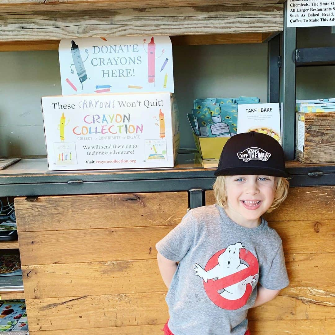 エイミー・デビッドソンさんのインスタグラム写真 - (エイミー・デビッドソンInstagram)「Look at this happy face! 🙌🏻♥️🙏🏻Yesterday Lennox and I had a lunch date at @californiapizzakitchen and left behind a VERY IMPORTANT BOX! @crayoncollection 🖍🖍collects used crayons and donates them to kids in underserved communities 🙌🏻 For some of these children, these may be the first crayons they’ve ever owned. Instead of throwing away crayons that have been used (maybe even once) I asked CPK to throw their used crayons in this box instead of the trash! We are SO EXCITED to be a small part of this movement! Check out the @crayoncollection for ways to help out your community and maybe get your local restaurants involved?!」9月15日 2時58分 - amy_davidson