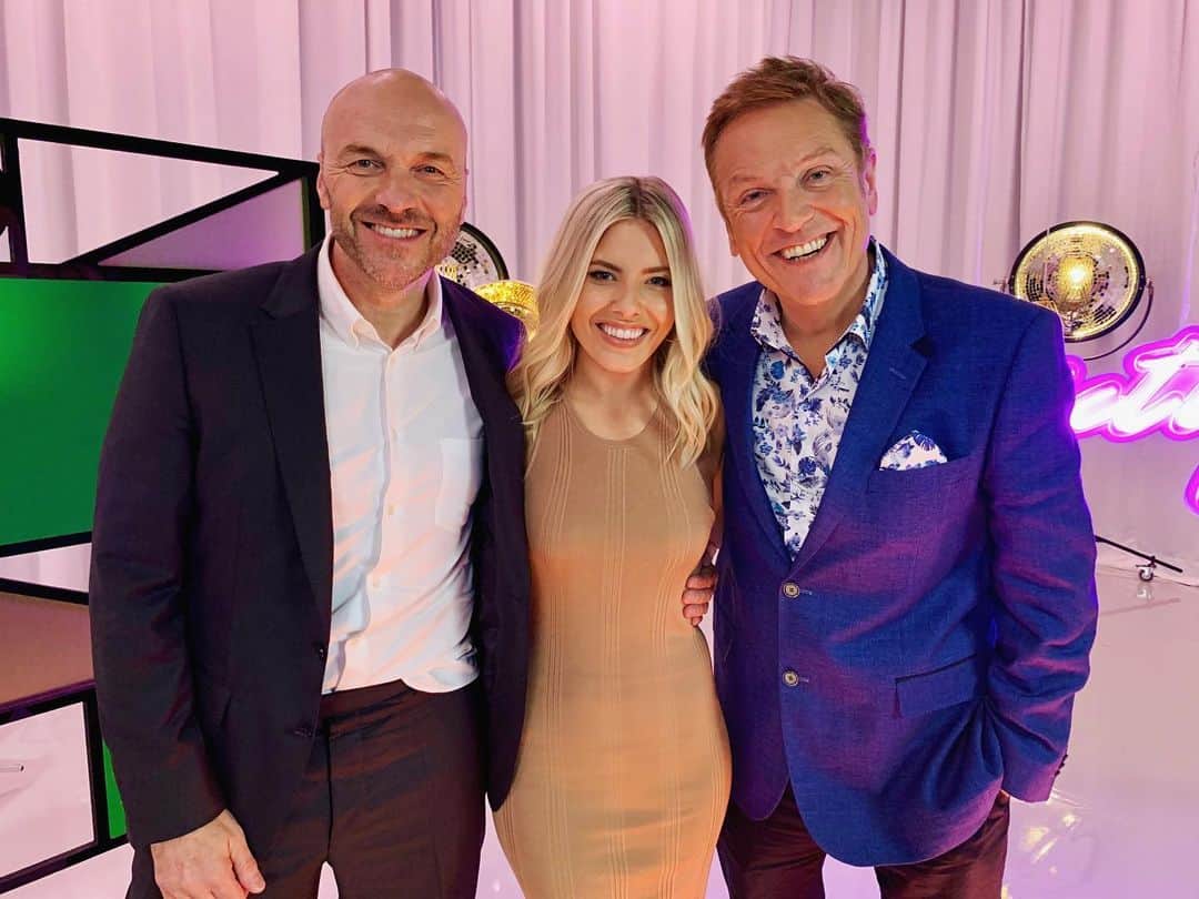 Mollie Kingさんのインスタグラム写真 - (Mollie KingInstagram)「These two are an absolute hoot. We could’ve chatted ALL day! I think the film crew actually had to ask us to leave 🤣 We’re on BBC ONE tonight at 7pm talking all about the wonderful #Strictly pros! Tune in 🤗 #StrictlyComeDancing」9月15日 2時55分 - mollieking