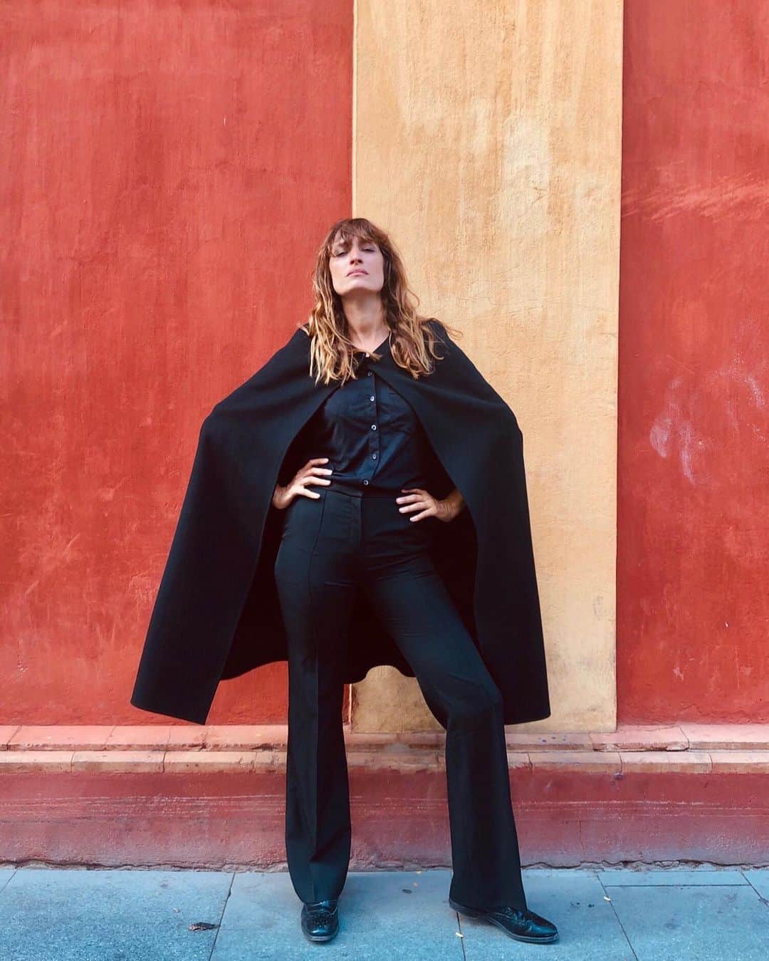 カロリーヌ・ド・メグレのインスタグラム：「Sevilla 🇪🇸🖤」