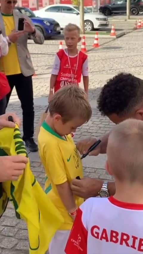 ロナウドのインスタグラム：「Gracias @santanderbankpolska y @footballsantander por la experiencia en Varsovia」