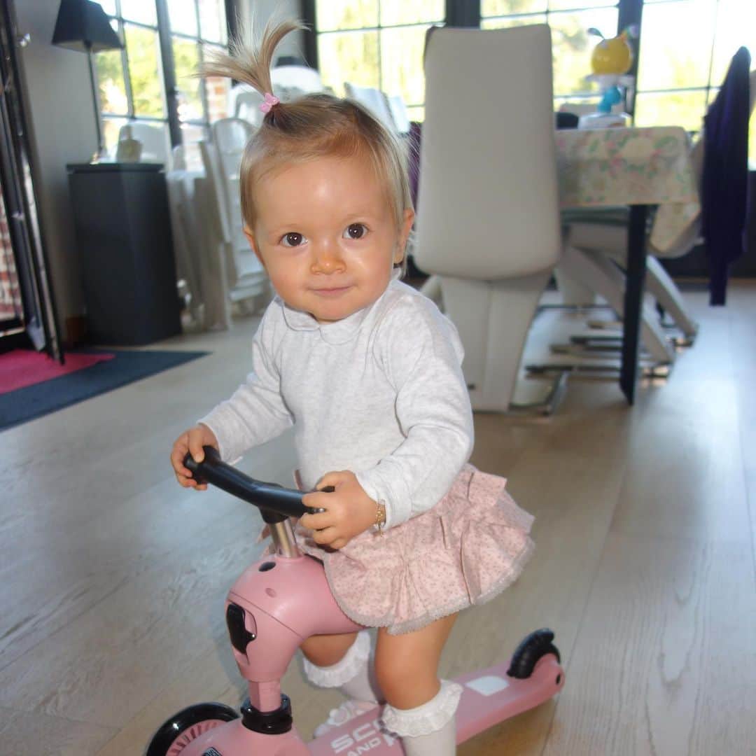 カート・バン・ダーレさんのインスタグラム写真 - (カート・バン・ダーレInstagram)「My everything 🌸  #growingupsofast #naelle #startinstijl #mimibaby #lovehertobits💕」9月15日 3時33分 - kaatvandaele