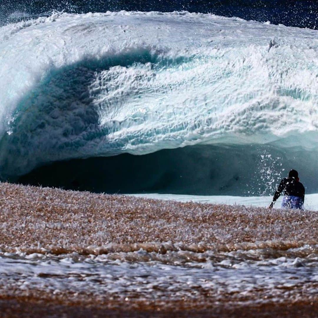 クラーク・リトルさんのインスタグラム写真 - (クラーク・リトルInstagram)「Some waves are thicker than others.... sometimes you need to get lit up to get the shot!  Nothing like a good old Hawaiian thumper 🌊💥💥💥 #hawaii #shorebreak #oahu #northshore #clarklittle 🆑 Photo @jacobvandervelde」9月15日 3時27分 - clarklittle