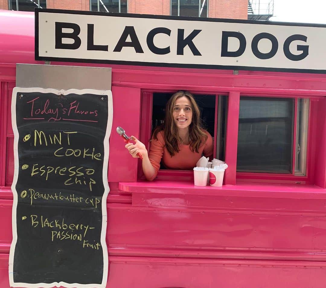 マリーナ・スコーシアーティさんのインスタグラム写真 - (マリーナ・スコーシアーティInstagram)「If you need to find me...I’ll be right here. #gelato #neverleaving #happyplace #espressochip #happysaturday #yesitis @blackdoggelato #weekendsidegig #freeicecreamforme #iscreamforgelato」9月15日 3時42分 - marinasqu
