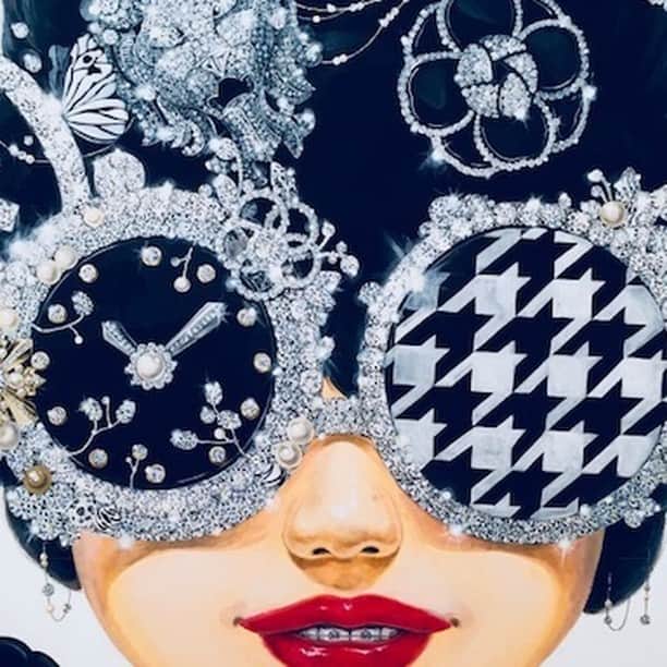 のインスタグラム：「Looking through my photos and came across this photo I took at @artbasel 2016 in Miami. (Sadly I don't recall the artist.)⠀⠀⠀⠀⠀⠀⠀⠀⠀ This felt apropos with all of the plaid and houndstooth of the season. Did you know that it’s Scottish in origin from the 1800’s and sometimes called dogtooth or even puppytooth if it's small? It was traditionally worn by shepherds as an outer garment.⠀⠀⠀⠀⠀⠀⠀⠀⠀ .⠀⠀⠀⠀⠀⠀⠀⠀⠀ .⠀⠀⠀⠀⠀⠀⠀⠀⠀ .⠀⠀⠀⠀⠀⠀⠀⠀⠀ .⠀⠀⠀⠀⠀⠀⠀⠀⠀ .⠀⠀⠀⠀⠀⠀⠀⠀⠀ .⠀⠀⠀⠀⠀⠀⠀⠀⠀ .⠀⠀⠀⠀⠀⠀⠀⠀⠀ .⠀⠀⠀⠀⠀⠀⠀⠀⠀ .⠀⠀⠀⠀⠀⠀⠀⠀⠀ .⠀⠀⠀⠀⠀⠀⠀⠀⠀ #aliceandtrixie #artbasel #houndstooth #dogtooth #puppytooth #art #nyc #madeinnewyork」