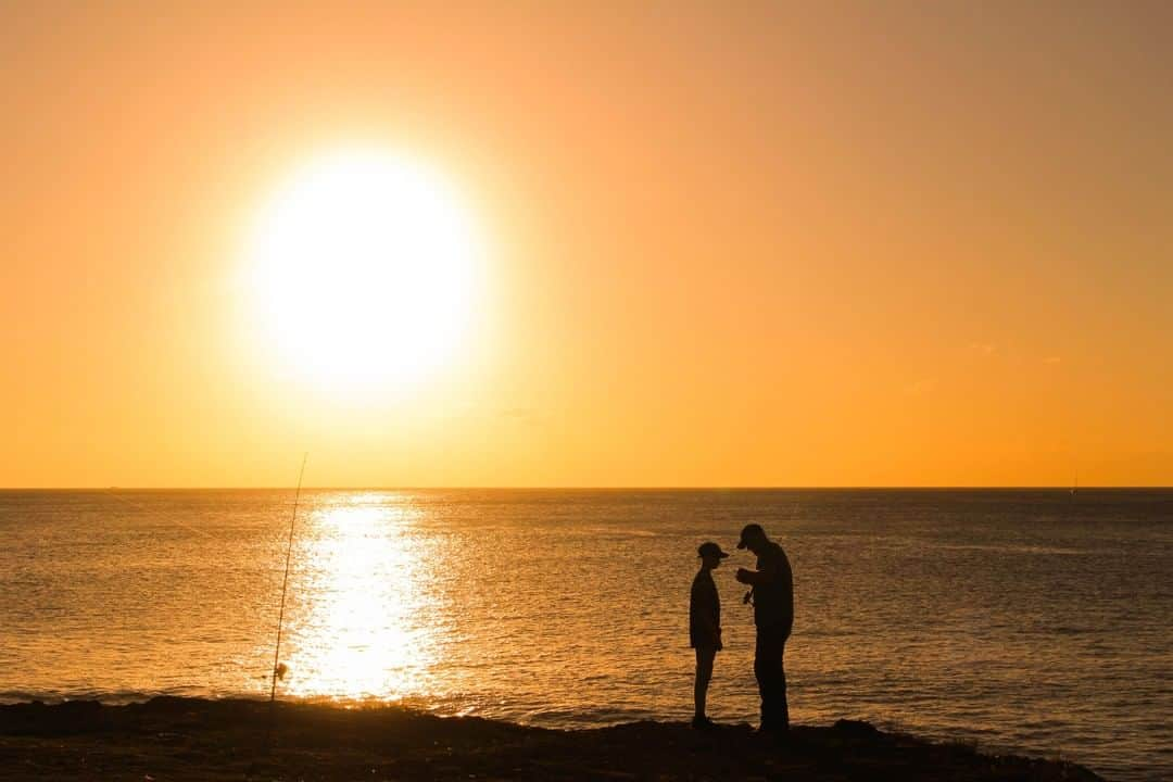 ハワイアン航空さんのインスタグラム写真 - (ハワイアン航空Instagram)「Nothing beats spending quality time with the ʻohana. From fishing at sunset to building sandcastles at the beach, what do you enjoy doing with your family? ☀ . . . . #ExploreHawaii #GlimpseofHawaii #NakedHawaii #HawaiiUnchained #AlohaOutdoors #AdventureAwaits #VisitOahu #HawaiiNei #Beach」9月15日 4時00分 - hawaiianairlines