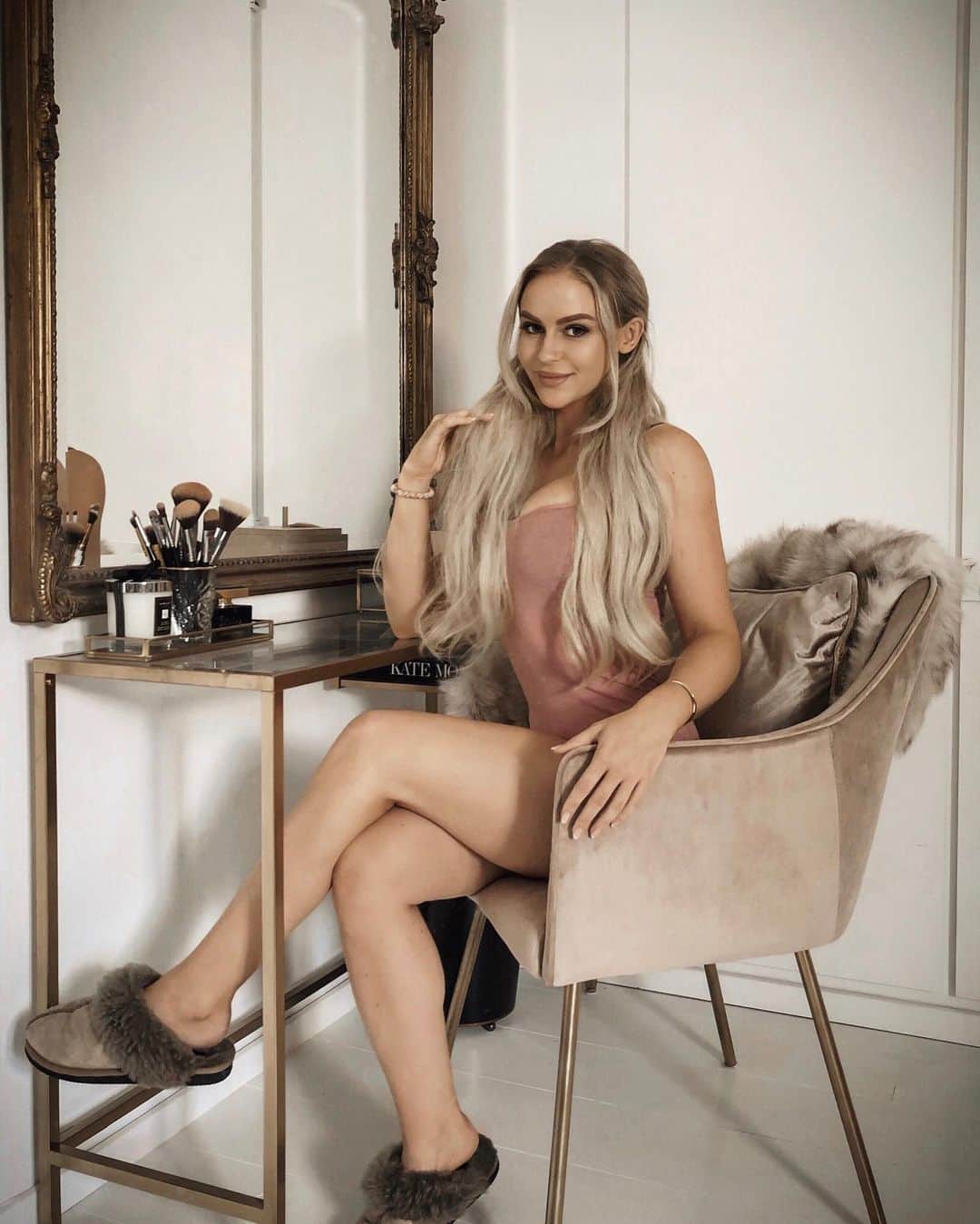 のインスタグラム：「Uploaded a new YouTube video! Creating my dream make-up table/station (DIY) 😍  Link in bio to watch it 💗」
