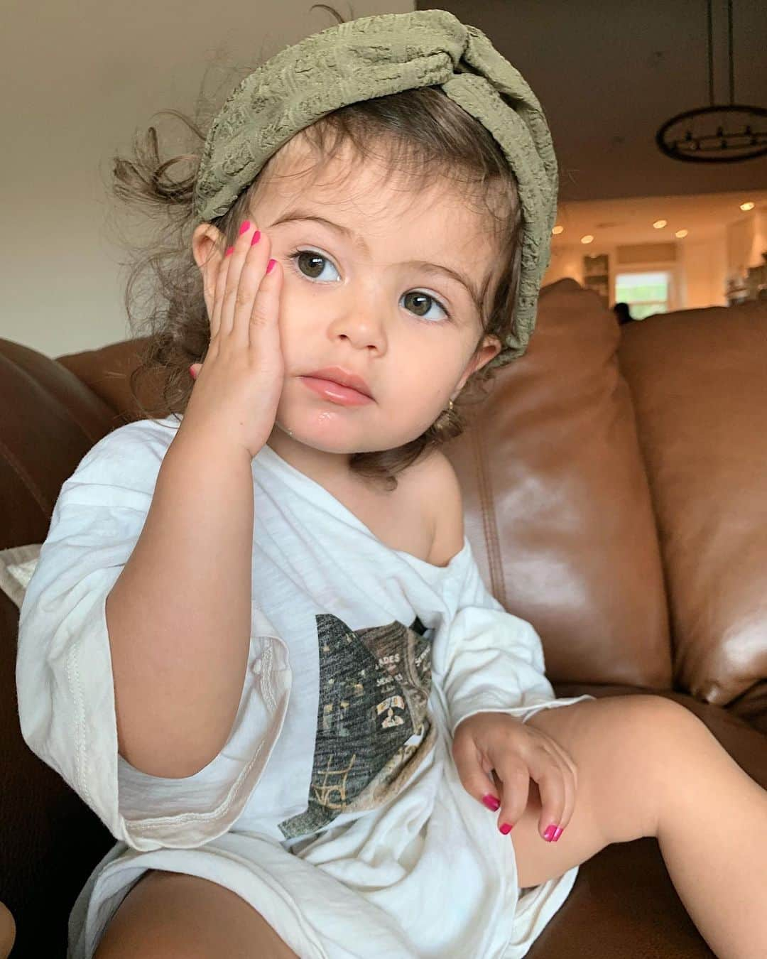 Sazan Hendrixさんのインスタグラム写真 - (Sazan HendrixInstagram)「When your baby wears your headband, t-shirt, and nail polish better than you 🤣 #strikeapose  #smackme #teenyandme」9月15日 4時03分 - sazan