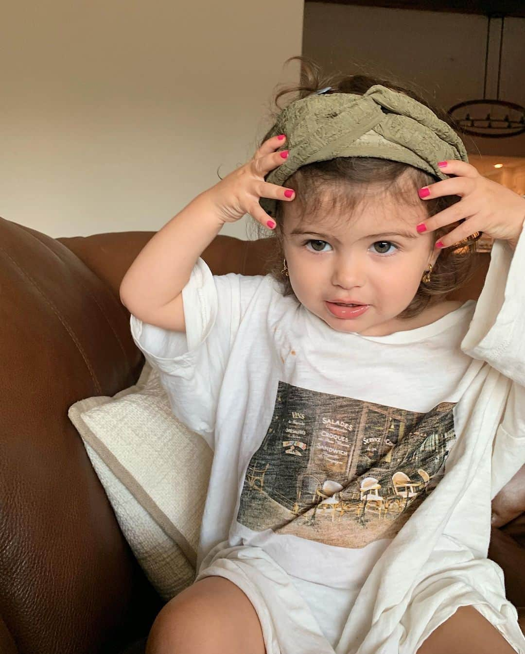 Sazan Hendrixさんのインスタグラム写真 - (Sazan HendrixInstagram)「When your baby wears your headband, t-shirt, and nail polish better than you 🤣 #strikeapose  #smackme #teenyandme」9月15日 4時03分 - sazan