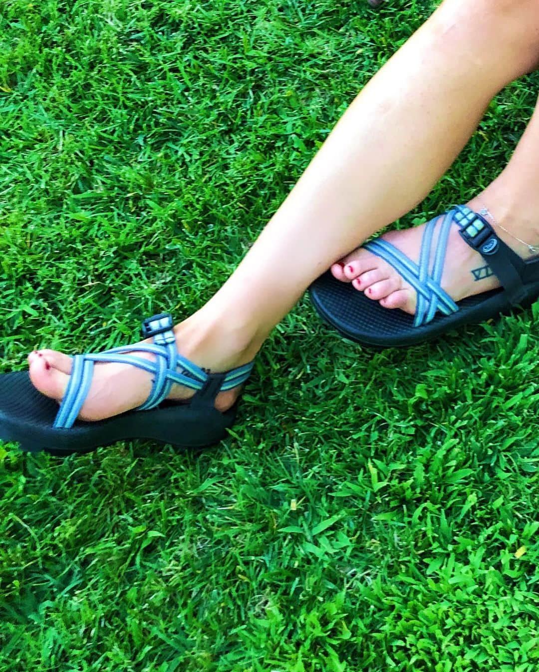 Hannah Stockingさんのインスタグラム写真 - (Hannah StockingInstagram)「Do you guys like my sandals? Swipe for the surprise. 😂☠️」9月15日 4時14分 - hannahstocking