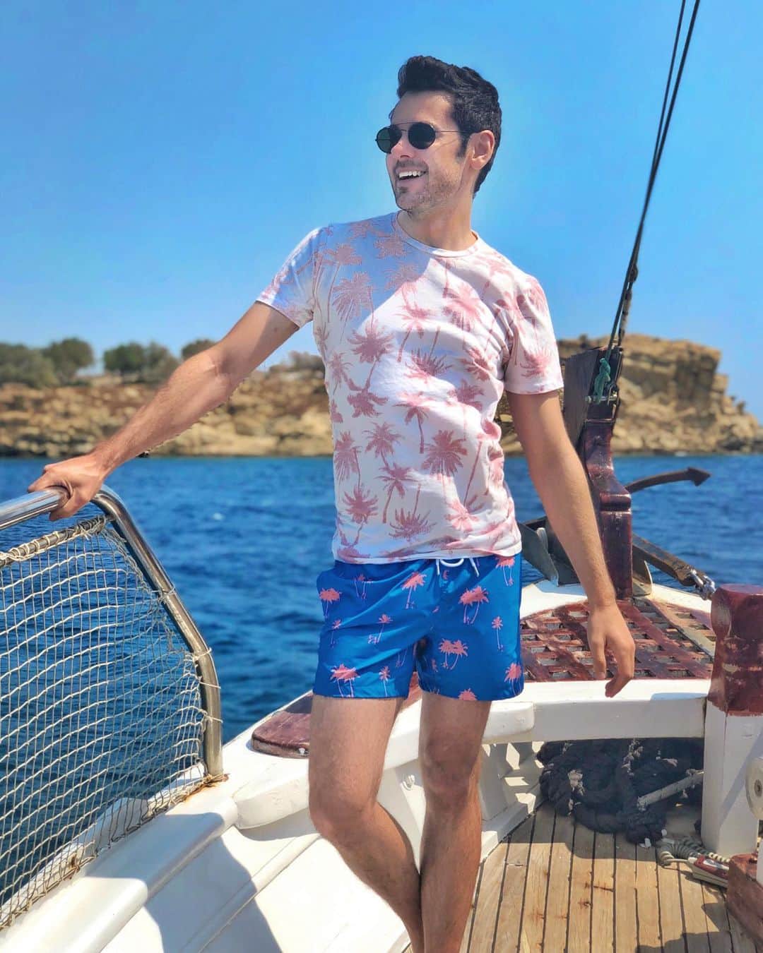 ブレンダン・ロビンソンのインスタグラム：「I could get used to this boat life ⛵️😎✌🏻 . . . #mykonos #greece #livingmybestlife #vacation #funtimes #boat」