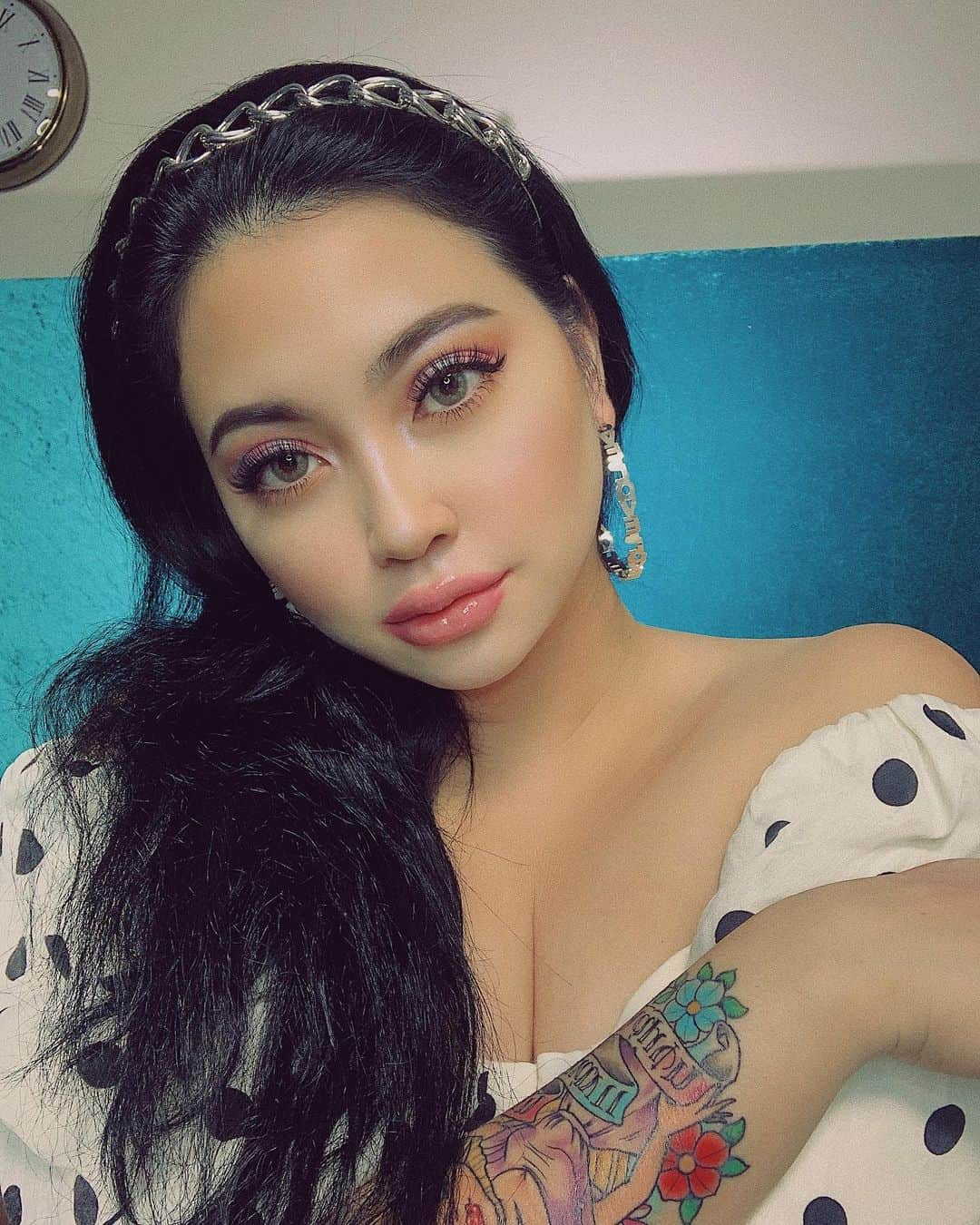 Aiさんのインスタグラム写真 - (AiInstagram)「💙💗New makeup YouTube video💗💙 #pinkmakeuplook #toofaced #unicornmakeup #tattoos」9月29日 22時41分 - ai_tinker_b