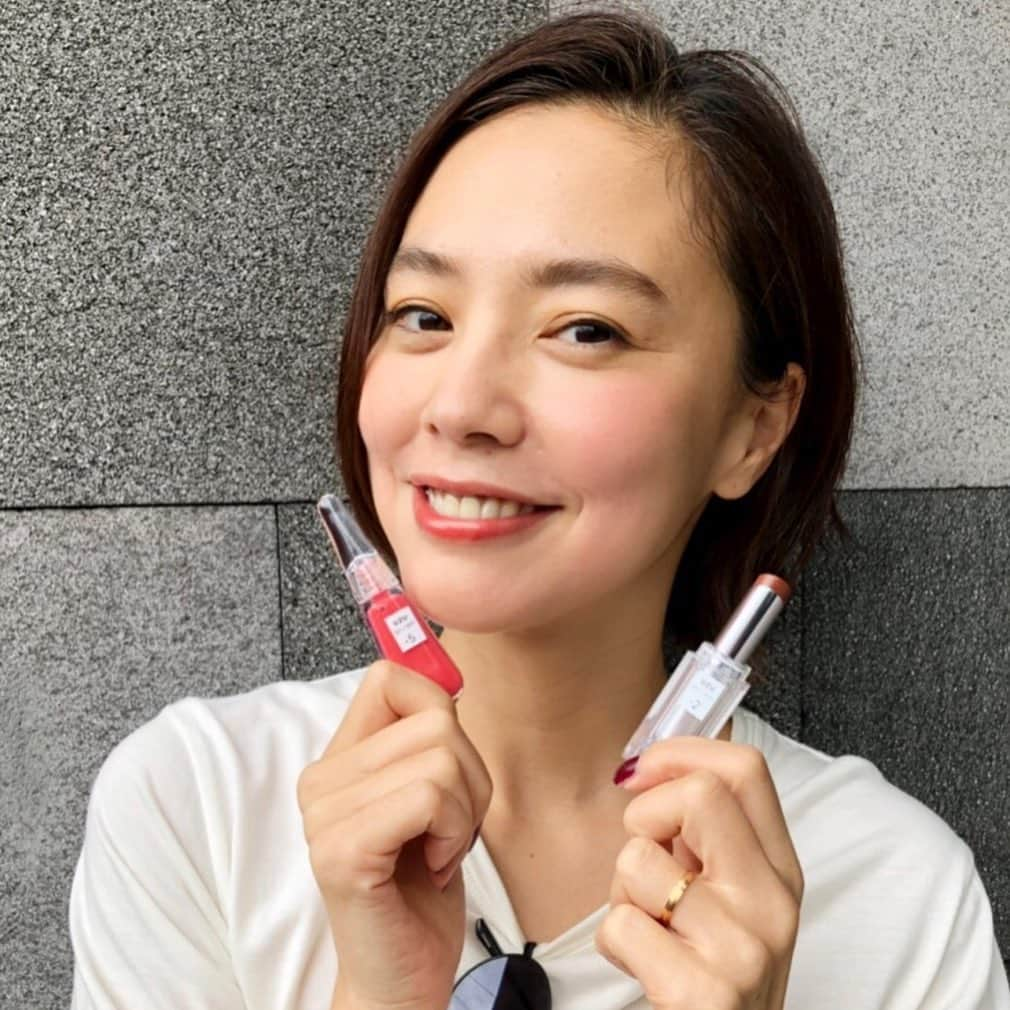 浅見れいなさんのインスタグラム写真 - (浅見れいなInstagram)「UZUから新しく出た38℃ | 99℉ Lip Treatmentは普段使いに💄 私がつけているのは+5の色のグロス💋 手に持っているもう一色は秋にぴったりなブラウン系の色味の-2の色❤️ どっちも使いやすい色味でお気に入りです🙌 38℃の瞬間が増えるといいな。 私はいつかのハワイ島の夕日🙏 #UZU #38C99F #UnframeTheBeauty #FLOWFUSHI #UZUPR」9月29日 22時42分 - reina_asami