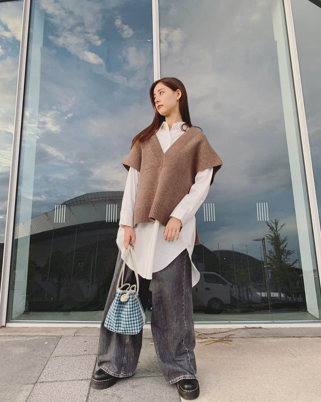 新木優子さんのインスタグラム写真 - (新木優子Instagram)「私服 shirt : @norc.jp  Knit vest : @snidel_official  pants : @johnlawrencesullivan_official  shoes : @drmartens_japan  bag : @vasic_newyork × @stylings_official  #fashion #mystyle」9月29日 22時54分 - yuuuuukko_