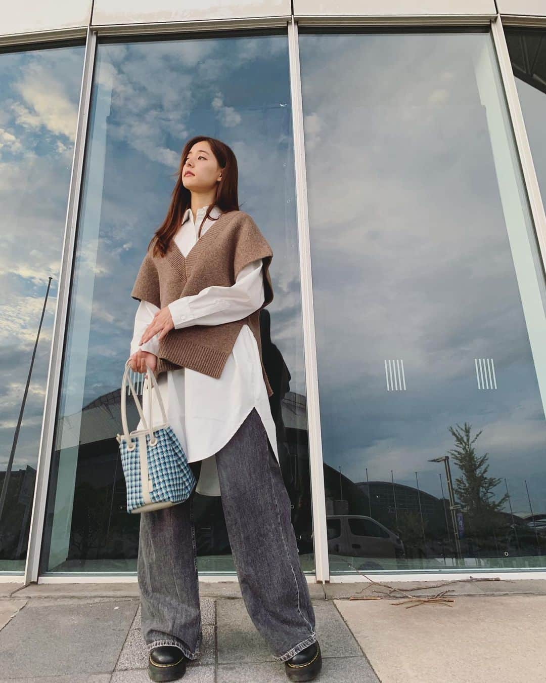 新木優子さんのインスタグラム写真 - (新木優子Instagram)「私服 shirt : @norc.jp  Knit vest : @snidel_official  pants : @johnlawrencesullivan_official  shoes : @drmartens_japan  bag : @vasic_newyork × @stylings_official  #fashion #mystyle」9月29日 22時54分 - yuuuuukko_