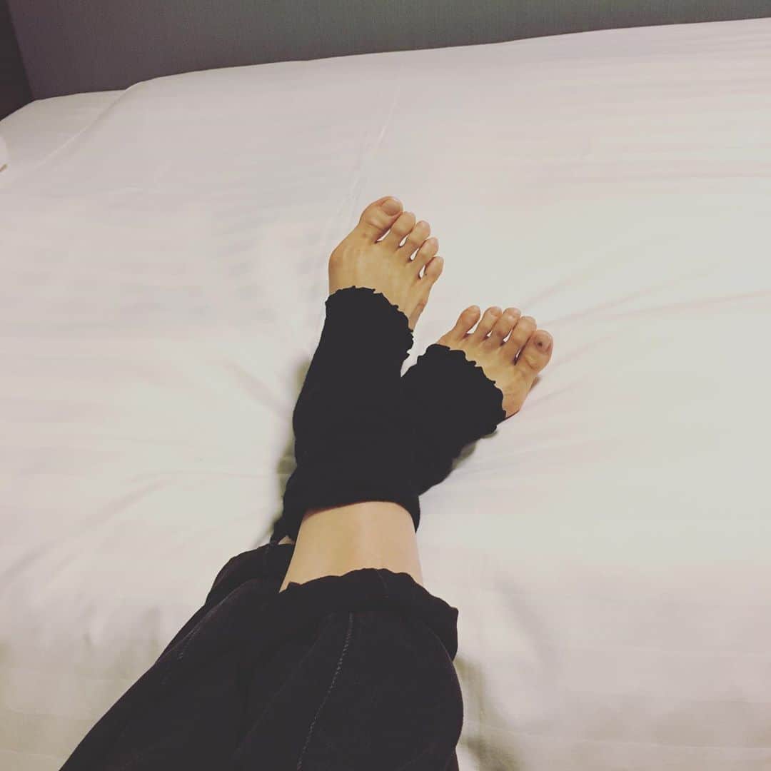 高岡早紀 さんのインスタグラム写真 - (高岡早紀 Instagram)「足、疲れた… 指までムクムクしちゃった… ゆっくりお風呂に浸かろうね。。 #リカ #撮影 #ドラマ」9月29日 22時47分 - saki_takaoka