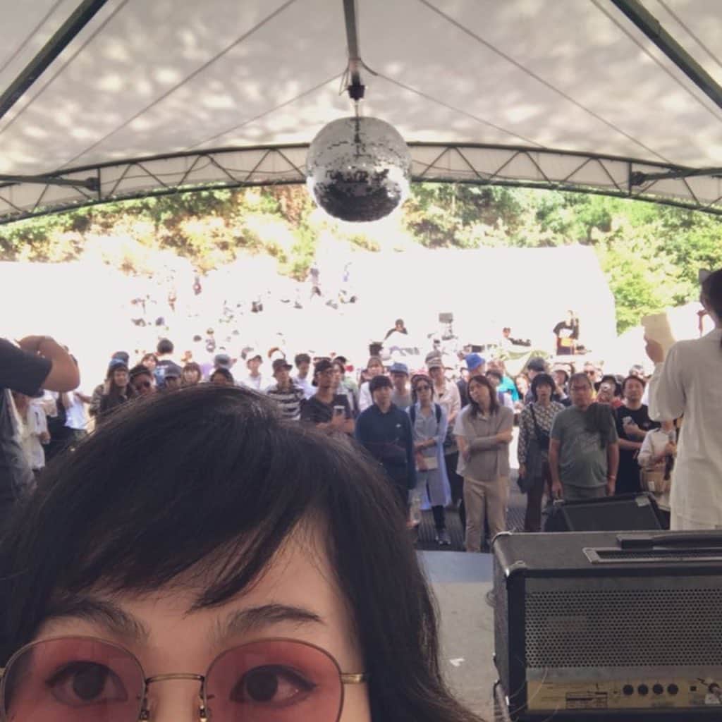 川村由紀さんのインスタグラム写真 - (川村由紀Instagram)「私的にはDJという様式と、楽器と歌、パフォーマンスの即興表現を、構成を軸に景色や偶然をEDITしてゆく…みたいなライブ仕立てにしたくて、渋谷の片隅で事前にうんうん唸りながら、りんご音楽祭2019で辿り着いた現在形でした。朝から最高に楽しかった！#りんご音楽祭  そして…ニク・ジャガーさんによる恒例の似顔絵レポ、髪型から衣装、音やステージ細部まで…凄すぎる🙏そして最速！愛を感じました💕🐈 #カワムラユキ #斎藤ネコ #oiranmusic #即興セッション #minamitaga」9月29日 22時49分 - yukikawamura821