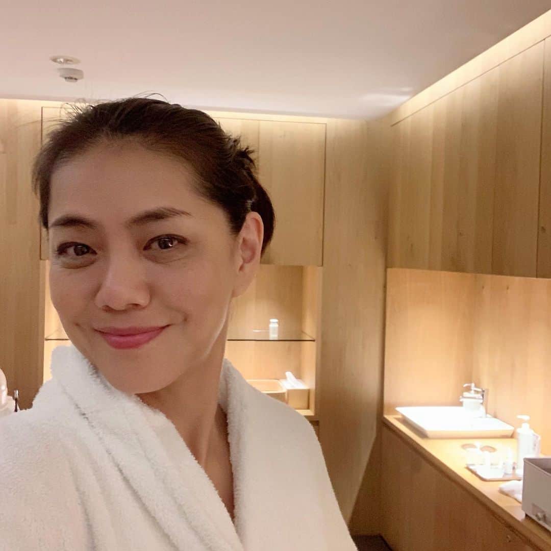 のインスタグラム：「今日はメンテナンスデー ✨ 代官山の @flux.spa へ 全身マッサージをしてもらってスッキリ❣️ だいぶ良くなりましたが この前、ギックリ腰になって💦  腰痛から背中や肩までコリコリでした😅」