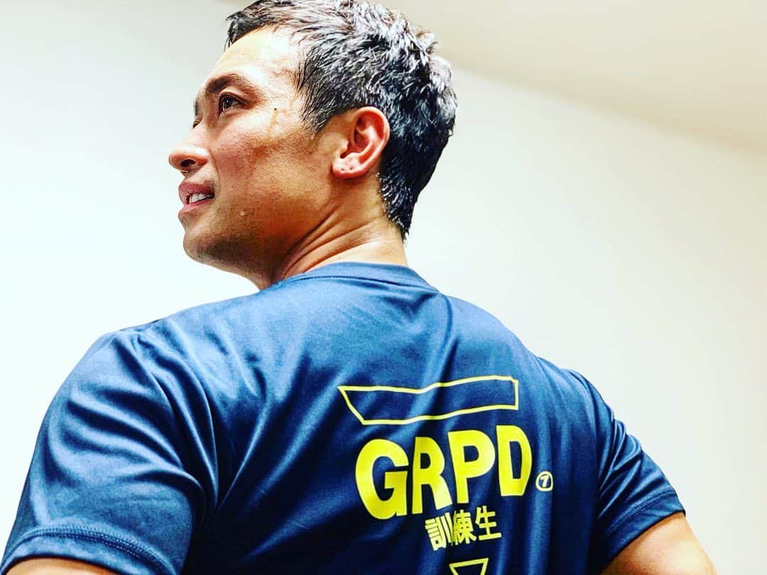 のインスタグラム：「⠀ GRPDの"TRAINEE"Tシャツを着てトレーニング。 『訓練生』っていうのが謙虚さとコスプレ感があって好き（笑） ネイビー×黄色がお気に入り。  @grpd_official  #mensfashion  #mensstyle #mensfitness  #mensmodel #menswear #mensapparel #mensclothing #筋トレ #筋肉 #mensfitness #muscle #physique」
