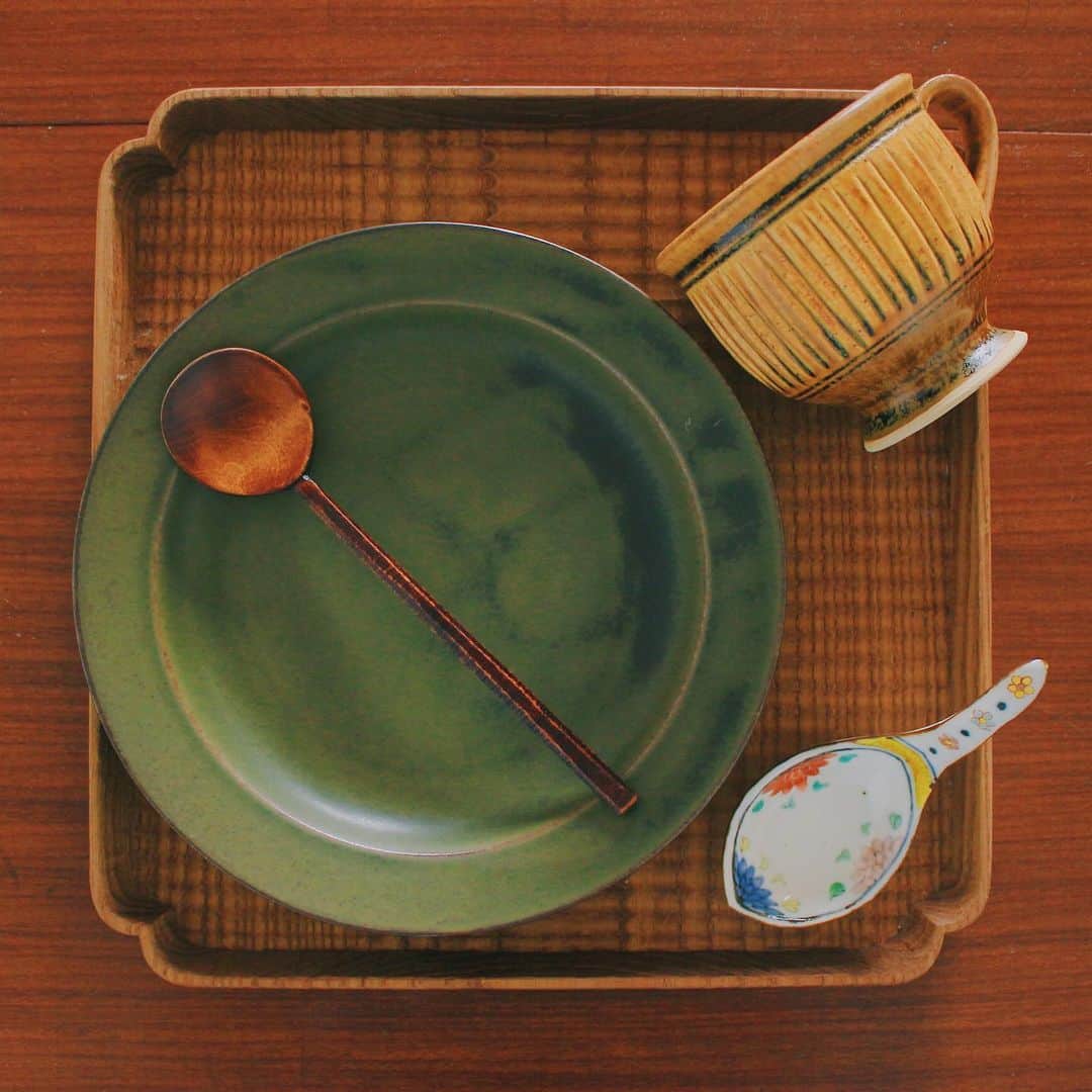 Kaori from Japanese Kitchenさんのインスタグラム写真 - (Kaori from Japanese KitchenInstagram)「秋野菜を使った和風キーマカレー。レンコンのシャキシャキ食感が◎。そして燕三条での思い出を振り返る。 ・ こんばんは。今日のお昼ご飯の投稿で失礼します。 なんかかんやしてたらもう23時… 今日のお昼は秋野菜の和風キーマカレー。 盛り付けとお皿で #オクシモロン 意識。 梅肉を入れるだけでカレーの味が引き締まります。 （いつか料理教室で紹介したいと思ってます） ・ 今日は #ユニロイ さんの琺瑯鍋を使って作りました。こちらの色は新色の「うすにび色」です。食材の水分をしっかり引き出してくれます。このカレーもトマトの水分のみで無水で作れました。 ユニロイは2年前から黒色を家で使っていたのですが、今回初めて製造現場を見せてもらい、色々と感慨深いものがありました。 燕三条では、包丁（ #藤次郎 オープンファクトリー ）、銅器（ #玉泉堂 ）、琺瑯鍋( #三条特殊鋳工所 )、お箸（ #マルナオ ）の4製品の工場をそれぞれ見させていただき、最後は4製品を使った料理教室に参加させていただきました。（途中のランチは「 #燕三条イタリアンBit 」本店にて、五感で楽しむランチをいただきました。プロジェクションマッピングを使った演出が凄かった…！） 普段、何気なく使っている調理器具一つとっても、職人さん一人一人の想いが詰まっていることを知れて本当によかったです。私が何よりも感銘を受けたのは、若い職人さんがたくさんいたこと。製造業だけでなく日本のあちこちで人手不足が叫ばれている中、毎年たくさんの若い方の応募があるそうです。アメリカ旅行で色々と思うことがあった中、日本のものつくりを支える若い職人さん達が真剣に作業しているのを見て私も製品を使って応援しようと思いました。 今回はあまりにも弾丸ツアーでしたので、また改めてゆっくり燕三条へ行きたいと思います。（成田空港〜燕三条、だいたい4時間くらいでした。） 一つ一つの製品について熱く語りたいのですが、多分文字オーバーするので割愛します泣　今後ストーリースで勝手に製品レポしようかと思ってますので、燕三条製品に興味をもってくださると嬉しいです。 最後まで読んでくださり、ありがとうございました。 ・  #五感で楽しむ燕三条 #わたしの家の燕三条  #カレー #おうちごはん #小澤基晴 #落合芝地 #薬膳 #うつわ #和食器 #japonais japanesemeal #japanesefood #curry」9月29日 22時59分 - coco_kontasu