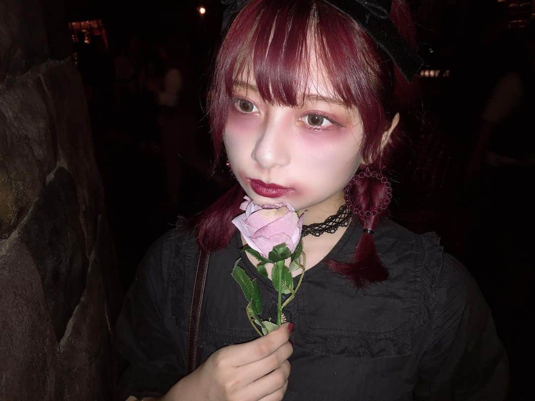 ななこさんのインスタグラム写真 - (ななこInstagram)「dark doll 2019🥀 今年もホラーナイト！1年間のお気に入りのアクセサリーをつめこんで🥀  #ダークドール #ダークドールメイク #ホラーナイト」9月29日 23時02分 - _nana._.com_