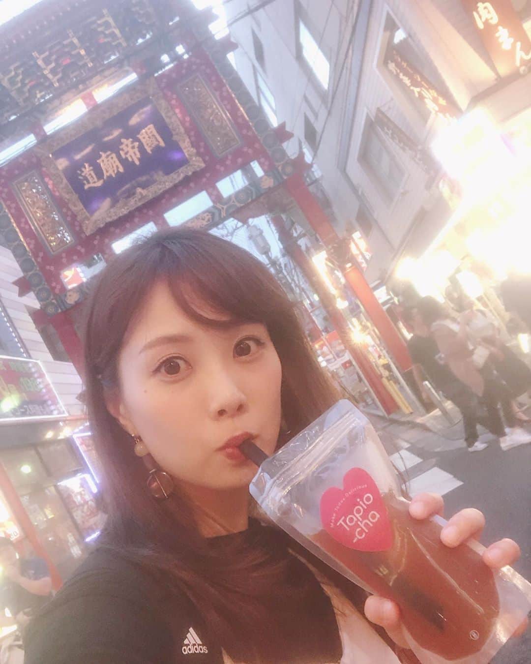 妃海風さんのインスタグラム写真 - (妃海風Instagram)「横浜中華街。。！🐼❤️ 中華料理が大好きな私。 雑貨とかも大好きな私。 そりゃ楽しいに決まってます。 . ほいっ！ 今日も一日ありがとう！😊 おやすみーなさいっ！ . #タピオカ屋さんにて #タピオカ なしの #お茶購入。笑 #今日は暑かった #とにかく、がぶがぶ飲みたかった。」9月29日 23時07分 - fuhinami_official