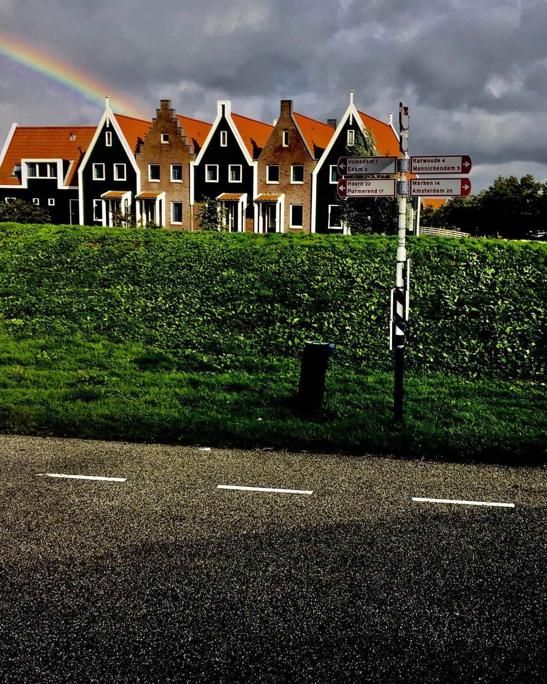 のインスタグラム：「#Volendam 🌈🧡」