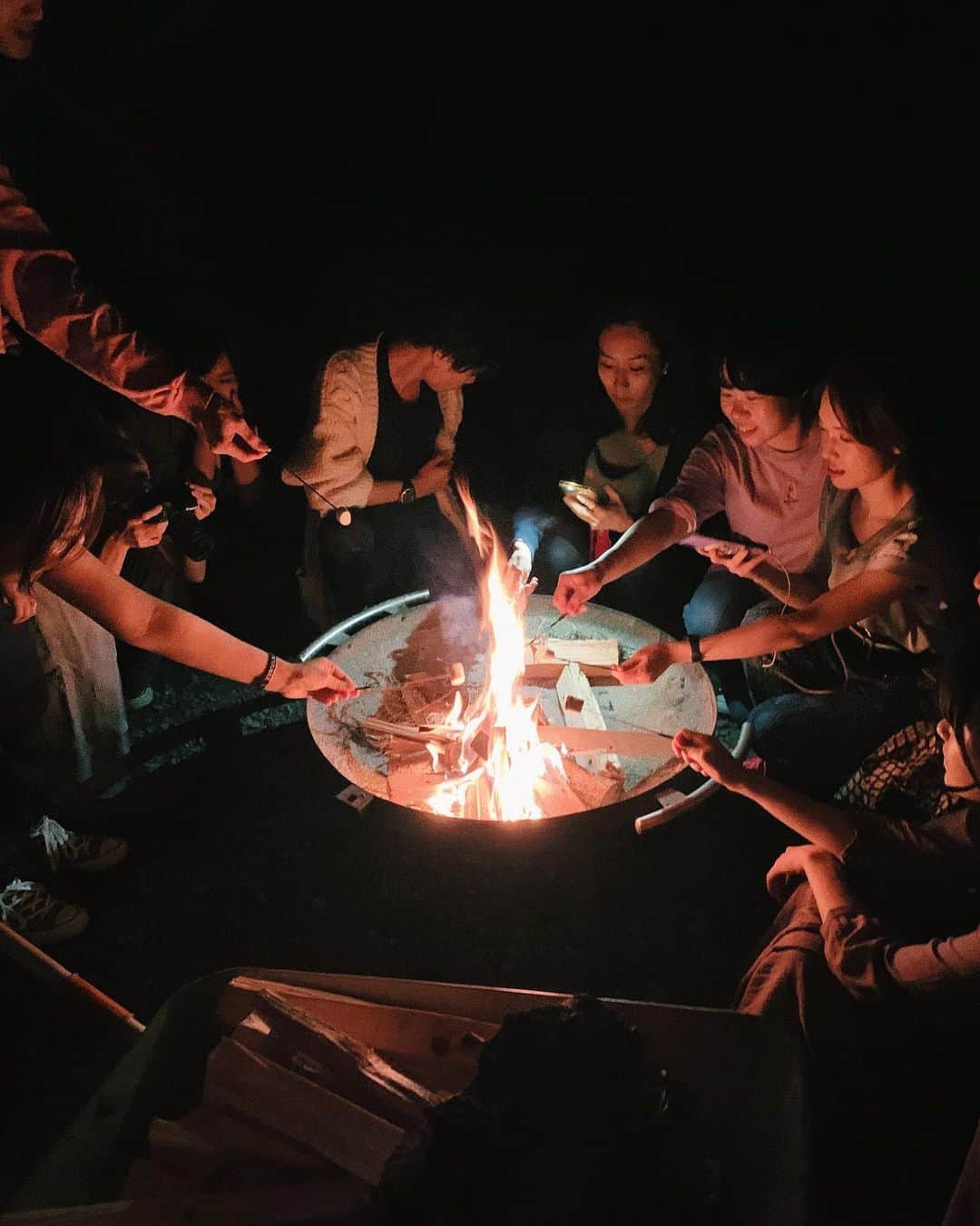 鎌田安里紗さんのインスタグラム写真 - (鎌田安里紗Instagram)「火を囲むのは、いい時間🔥🔥🔥」9月29日 23時29分 - arisa_kamada