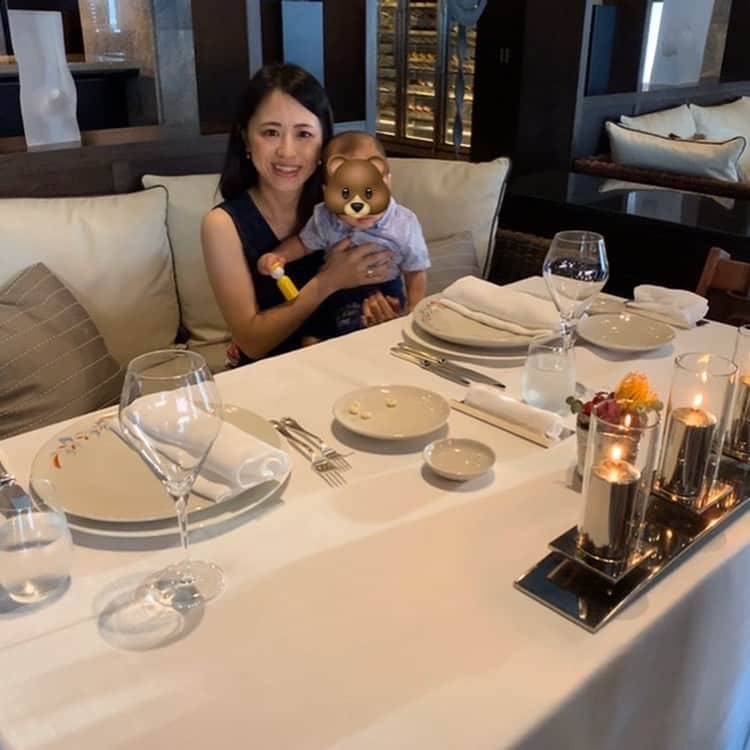 大西蘭のインスタグラム：「・ 今年のBirthday Dinner はリッツカールトン沖縄のイタリアンでした🍽 ・ 早い時間なら子連れもOKで、こぐまちゃんと一緒にディナーを楽しめました🐻 ・ と言っても、こぐまちゃんはじっとしていられないので、ご飯を食べさせたり、遊ばせたりしながらでしたが、久しぶりにシックな落ち着いた雰囲気のレストランに来られて嬉しかったです。 ・ こぐまちゃんはリッツキッズのサービスでアヒルちゃんをもらって喜んでいました🐥 ・ ・ #birthdaydinner #ritzcarltonokinawa  #theritzcarltonokinawa #okinawaritzcarlton #okinawatrip #沖縄旅行 #沖縄リッツカールトン #リッツカールトン沖縄 #ちゅらぬうじ」