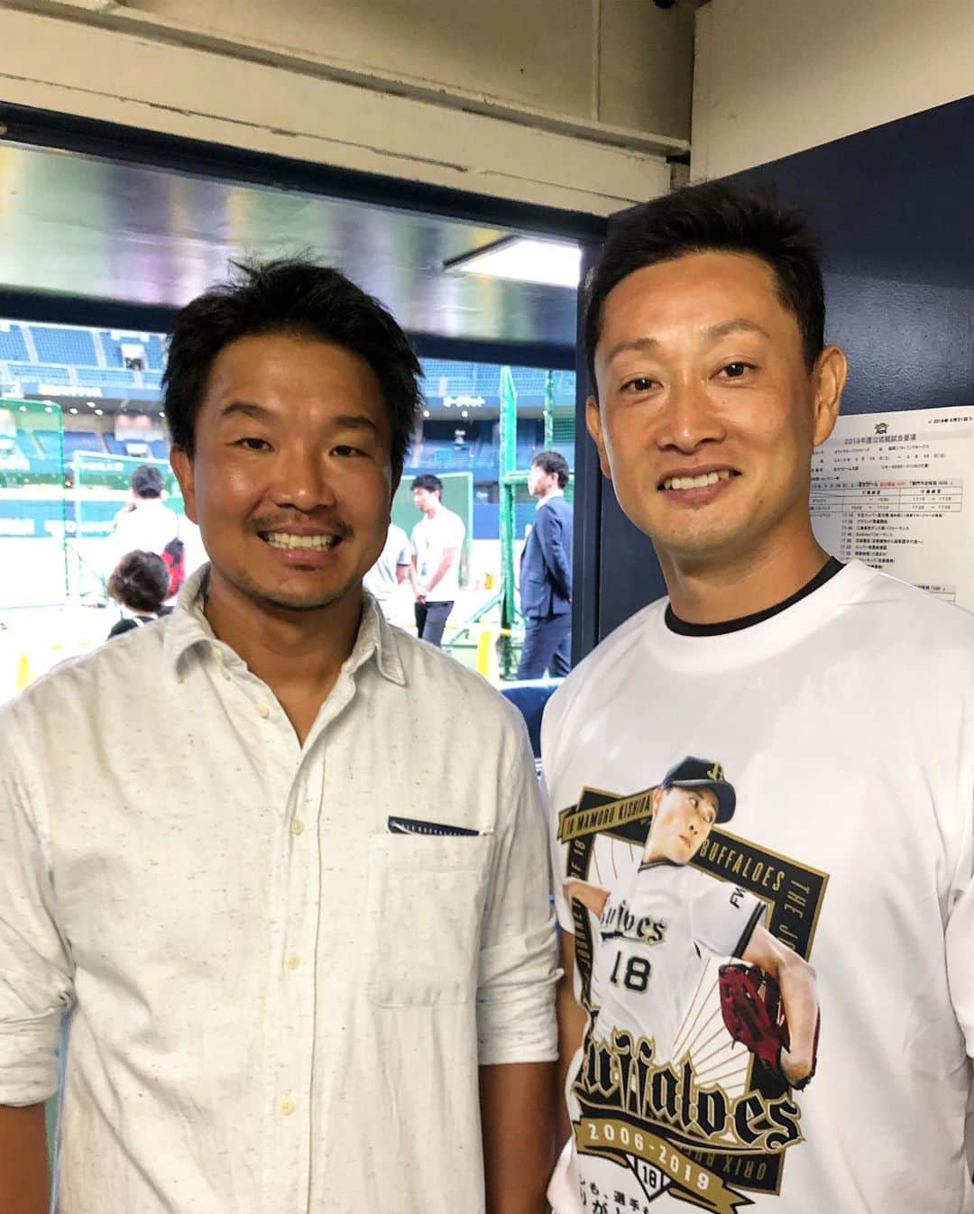 大西宏明さんのインスタグラム写真 - (大西宏明Instagram)「マモ！！ プロ野球生活 14年間 お疲れ様でした✨✨✨ 引退おめでとう🎉🎉🎉 #岸田護 #オリックスバファローズ #18番 #14年間お疲れ様でした  #引退おめでとう #近々ゆっくり 🍻 ( ^ω^ ) #皆んなに愛されてる #マモ #引退試合 #引退セレモニー できるって #幸せ #だから #おめでとう #最高の男 #マモさん有難う #smile #ほなっ！！」9月29日 23時25分 - ohnishi_hiroaki_0428