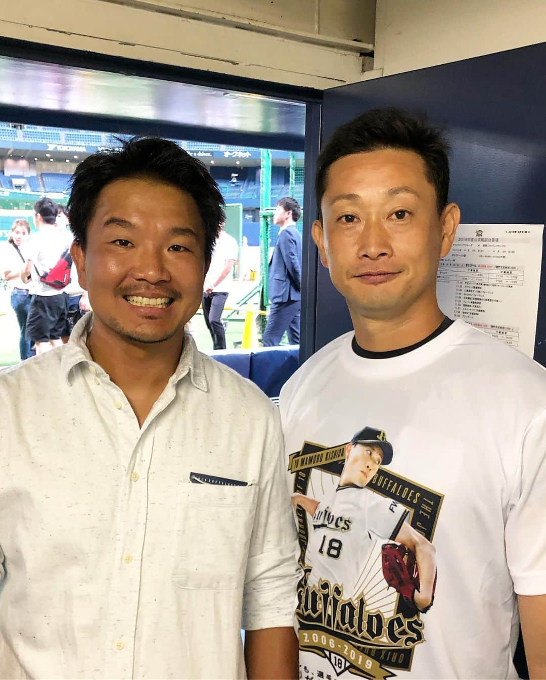 大西宏明さんのインスタグラム写真 - (大西宏明Instagram)「マモ！！ プロ野球生活 14年間 お疲れ様でした✨✨✨ 引退おめでとう🎉🎉🎉 #岸田護 #オリックスバファローズ #18番 #14年間お疲れ様でした  #引退おめでとう #近々ゆっくり 🍻 ( ^ω^ ) #皆んなに愛されてる #マモ #引退試合 #引退セレモニー できるって #幸せ #だから #おめでとう #最高の男 #マモさん有難う #smile #ほなっ！！」9月29日 23時25分 - ohnishi_hiroaki_0428