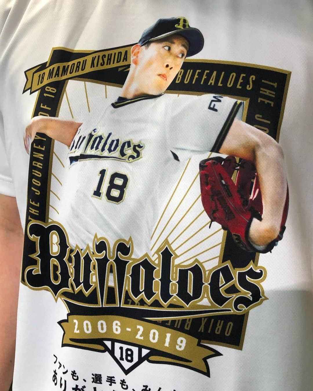 大西宏明さんのインスタグラム写真 - (大西宏明Instagram)「マモ！！ プロ野球生活 14年間 お疲れ様でした✨✨✨ 引退おめでとう🎉🎉🎉 #岸田護 #オリックスバファローズ #18番 #14年間お疲れ様でした  #引退おめでとう #近々ゆっくり 🍻 ( ^ω^ ) #皆んなに愛されてる #マモ #引退試合 #引退セレモニー できるって #幸せ #だから #おめでとう #最高の男 #マモさん有難う #smile #ほなっ！！」9月29日 23時25分 - ohnishi_hiroaki_0428