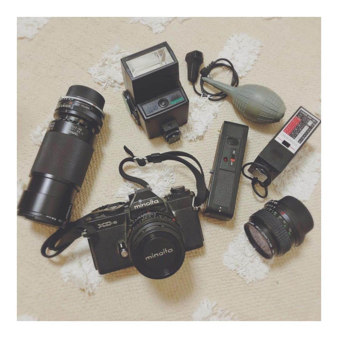 のインスタグラム：「おじいちゃんからフィルムカメラの﻿ お下がりをもらったよ📸🧡﻿ ﻿ minolta XD-s☺︎﻿ 一式貰ってテンション爆上がり。ふふ﻿ 使い方が、まだ全然分かんないから﻿ しっかり使いこなせるように﻿ これからカメラ活動化させるぞ！✌︎﻿ ﻿ まずは、フィルムを買うところからですね🎞﻿ ﻿ #minolta #film #filmcamera #カメラ #カメラ女子」