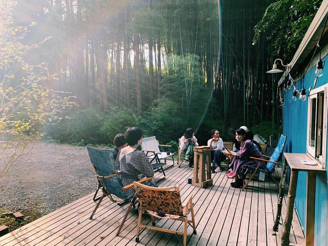 のインスタグラム：「#littlelifelab キャンプ、たのしさの余韻が…… 今回のキャンプは、メンバーの提案でゼロウェイストがコンセプト。キャンプのたのしさを損なわない範囲でゴミが少なくなるように各々準備した🍢🍢15人で1泊2日このくらい（最後の写真） やっぱりそれなりの量になるけど多少コンパクトになった気がする。1番かさばるのは野菜のパッケージかな〜〜」