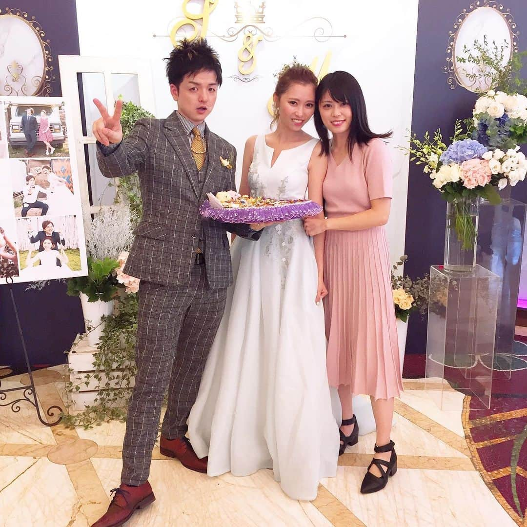 シュアン（施鈺萱）さんのインスタグラム写真 - (シュアン（施鈺萱）Instagram)「・ ・ Mayu❤️恭喜結婚🎎 我們因為小淳介紹而認識， 然後在我偶像時期時， 又在 #KawaiianTV 節目一起工作，而你老公當時就坐在副控室🤣🤣🤣 每次經過都會偷偷瞄一眼🤣 當時就一直聽妳們交往的事情，到結婚❤️❤️很開心參與到妳人生重要的大事🎊也謝謝妳常常找我去一些活動讓我認識好多人🥰我們緣分真的很深❣️❣️ 然後今天見到好久不見的朋友、上田太太，還有終於見到的漫才少爺⭐️⭐️ 太開心❣️❣️ Love you❣️回東京再好好約❤️ ・ 洋裝 @saisondepapillon_official ・ ・ 淳さんが紹介してくれて大親友になったMayu！ 今日は台湾で結婚式を挙げた！ アイドル時期から仕事が一緒で、 今日は色んな思い出の写真があって、懐かしいなー！ 日本にいる時、原さんとの付き合い、天然なエピソードなどなど、ぜんぶ聞いてるから、結婚まで、Mayuの人生の一部に参加できてて、本当に嬉しい❤️ 色んなイベントを連れてくれて、色んな友達を紹介してくれて、 日本でも台湾の友達がいっぱい増えてるから、本当にありがとう❤️ 今日も久しぶりの友達や上田太太、 やっと会えた漫才ボンボンさん、 本当に嬉しい！来て良かった🥰 日本でまたゆっくりお茶しようね☺️❤️ ワンピース @saisondepapillon_official ・ ・ #結婚式 #台中 #台湾 #台日夫婦  #シュアン #施鈺萱 #台日カップル  #saisondepapillon #ファッション #ワンピースコーデ」9月29日 23時40分 - ts_hsuan